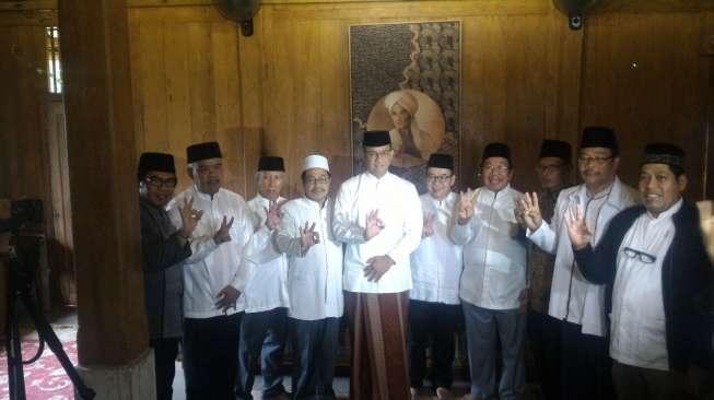 Foto Bersama Anies, Ulama NU Berpose Tiga Jari