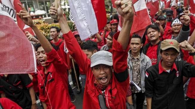 Gerakan Mahasiswa Nasional Indonesia (GMNI) melakukan aksi unjuk rasa di depan kantor PT. Freeport Indonesia, di Jakarta, Jumat (24/2).