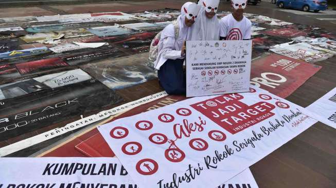 Sejumlah pelajar menggelar aksi #TolakJadiTarget iklan rokok di kawasan Silang Monas, Jakarta, Sabtu (25/2).