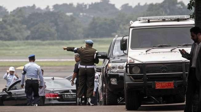 Pasukan Pengamanan Presiden (Paspampres) menggelar simulasi pengamanan menyambut kedatangan raja Arab Saudi Salman Bin Abdulaziz Al Saud di Bandara Halim Perdanakusuma, Jakarta, Sabtu (25/2).