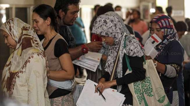 Ribuan warga mengantre pendistribusian dan pengambilan Kartu Jakarta Pintar (KJP) di kantor Walikota Jakarta Selatan, Sabtu (25/2).