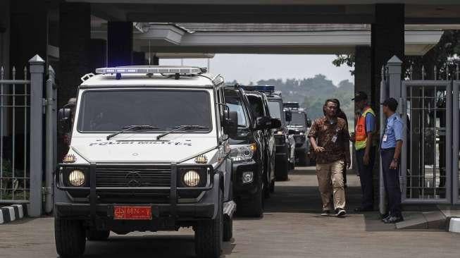 Pasukan Pengamanan Presiden (Paspampres) menggelar simulasi pengamanan menyambut kedatangan raja Arab Saudi Salman Bin Abdulaziz Al Saud di Bandara Halim Perdanakusuma, Jakarta, Sabtu (25/2).