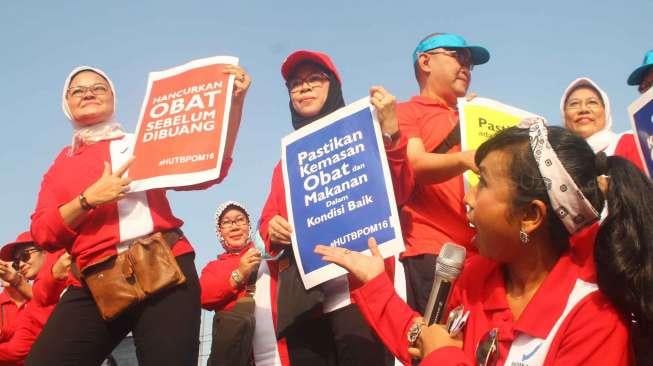 Badan Pengawas Obat dan Makanan (BPOM) melakukan aksi sosial di area car free day (CFD) di Bundaran HI, Jakarta, Minggu (26/2/2017). [Suara.com/Oke Atmaja]