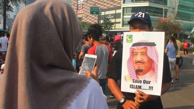 Gabungan Pemuda Islam Indonesia mengumpulkan tanda tangan dukungan untuk kedatangan Raja Salman di kawasan Bunderan Hotel Indonesia, Jakarta, Minggu (26/2/2017). [Suara.com/Oke Atmaja]