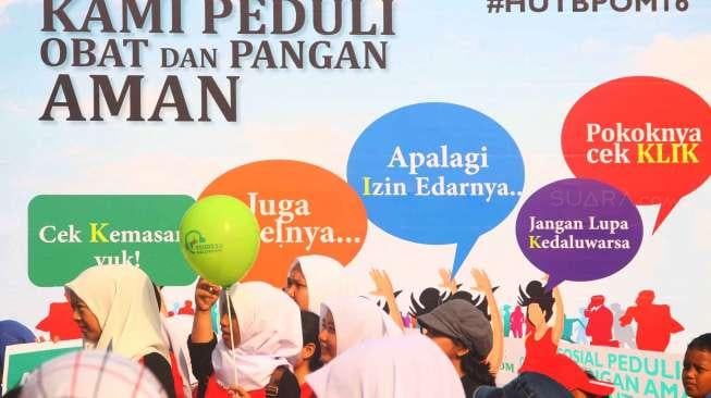 Badan Pengawas Obat dan Makanan (BPOM) melakukan aksi sosial di area car free day (CFD) di Bundaran HI, Jakarta, Minggu (26/2/2017). [Suara.com/Oke Atmaja]