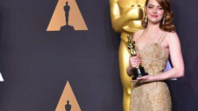 Emma Stone tampil di Oscar 2017. (Frederic J. Brown/AFP)