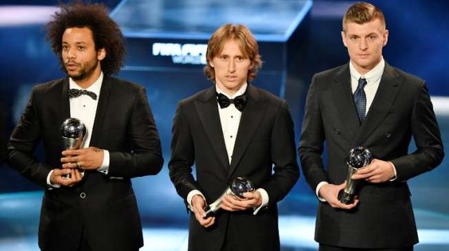 Tiga pemain Real Madrid (kiri-kanan) Marcelo, Luka Modric, Toni Kroos menerima penghargaan FIFA FIFPro World11 [AFP]