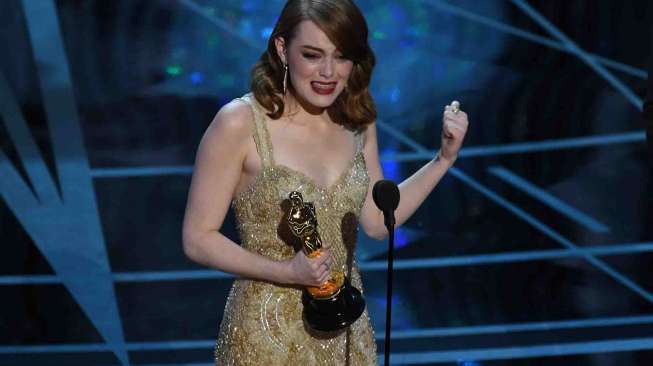 Aktris Emma Stone menyabet trofi aktris terbaik di ajang Academy Awards ke-89 yang digelar di Dolby Theatre, Hollywood, California, Minggu (26/2).