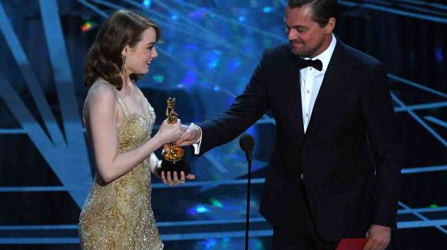 Aktris Emma Stone menyabet trofi aktris terbaik di ajang Academy Awards ke-89 yang digelar di Dolby Theatre, Hollywood, California, Minggu (26/2).