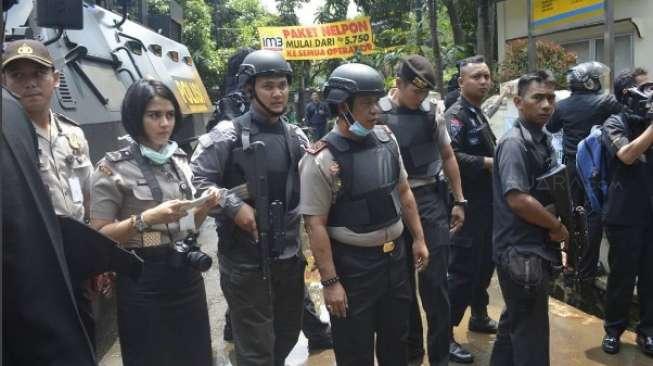 Polwan Cantik di Tengah Bom Bandung Bikin Netizen Gagal Fokus