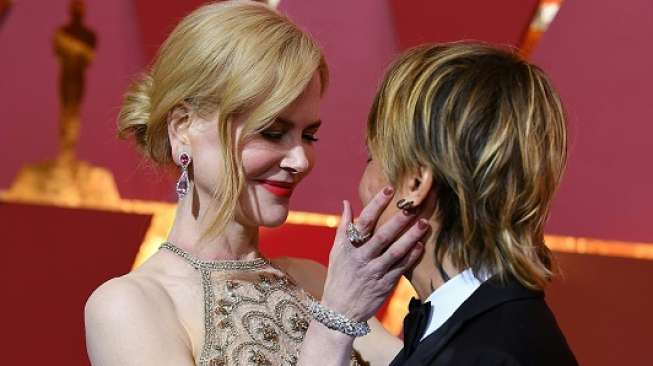 Gaya Tepuk Tangan Nicole Kidman di Piala Oscar Dicibir Netizen