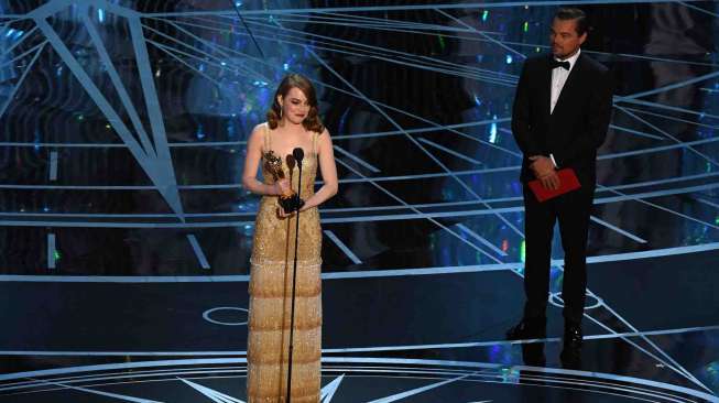 Aktris Emma Stone menyabet trofi aktris terbaik di ajang Academy Awards ke-89 yang digelar di Dolby Theatre, Hollywood, California, Minggu (26/2).