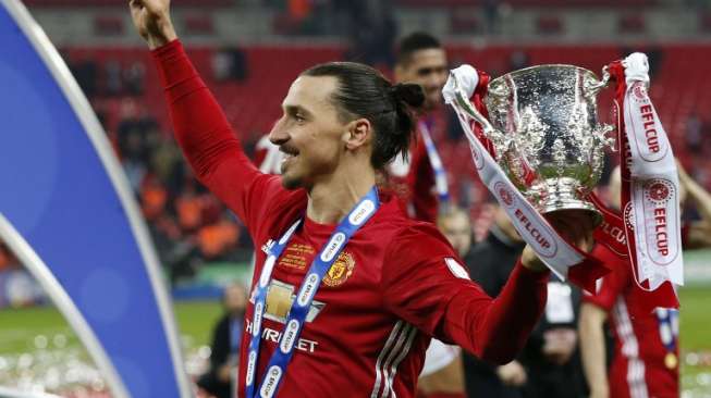 Pemain MU Zlatan Ibrahimovic rayakan kemenangan MU dalam final Piala Liga Inggris [AFP]