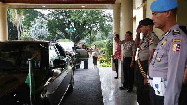 Duta Besar Arab Saudi Osama bin Mohammed Abdullah Al Shuaibi dan Wakapolri Komjen Syafruddin usai melakukan pertemuan di Mabes Polri, Jakarta, Senin (27/2).