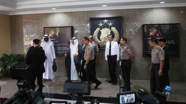 Duta Besar Arab Saudi Osama bin Mohammed Abdullah Al Shuaibi dan Wakapolri Komjen Syafruddin usai melakukan pertemuan di Mabes Polri, Jakarta, Senin (27/2).