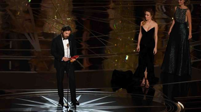 Aktor Casey Affleck menjadi aktor terbaik dalam ajang Oscar 2017 di Hollywood, California, Minggu (26/2)