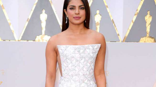 Priyanka Chopra di Oscar 2017. (Foto: Eonline)