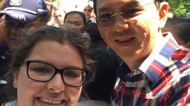 Bule Ini Gagal Fokus Gara-gara Foto dan Salaman dengan Ahok