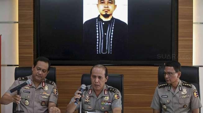 Pelaku yang tewas itu bernama Yayat Cahdiyat alias Abu Salam. 