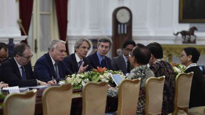 Presiden Joko Widodo menerima kunjungan Menteri Luar Negeri Perancis Jean-Marc Ayrault di Istana Merdeka, Jakarta, Selasa (28/2).