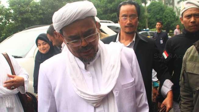 Habib Rizieq Shihab tiba di Kementerian Pertanian di Jakarta, Selasa (28/2). [suara.com/Oke Atmaja]