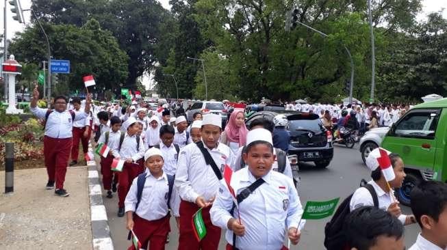 Murid Sekolah Bawa Bendera RI-Arab Saudi Tunggu Raja Salman