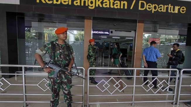 TNI bersama dengan Pasukan Pengamanan Presiden (Paspampres) melakukan penjagaan di area bandara Halim Perdanakusuma, Jakarta, Rabu (1/3).