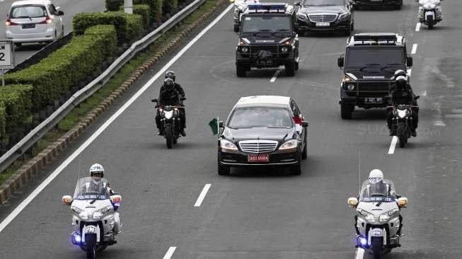 Rombongan Raja Salman bin Abdulaziz Al Saud melintas di ruas Jalan Tol Jagorawi, Jakarta, Rabu (1/3).