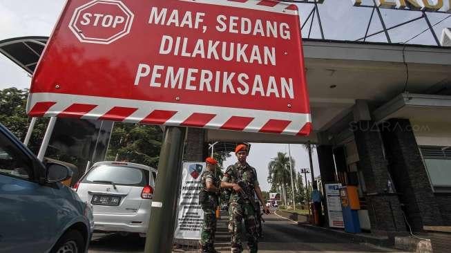 TNI bersama dengan Pasukan Pengamanan Presiden (Paspampres) melakukan penjagaan di area bandara Halim Perdanakusuma, Jakarta, Rabu (1/3).