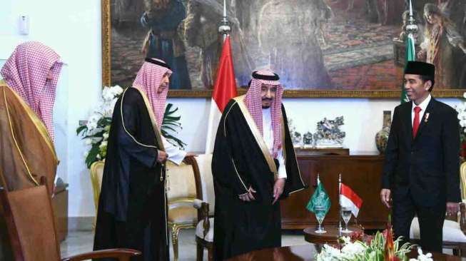 Raja Salman bersama Presiden Jokowi di Istana Kepresidenan Bogor, Jawa Barat, Rabu (1/3).