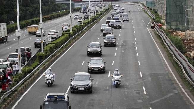 Rombongan Raja Salman bin Abdulaziz Al Saud melintas di ruas Jalan Tol Jagorawi, Jakarta, Rabu (1/3).