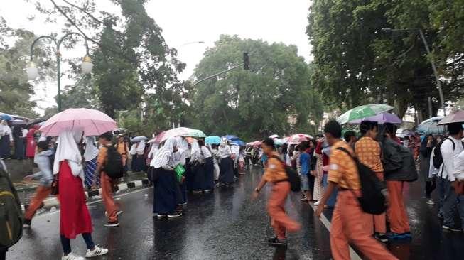 Hujan Deras Iringi Kedatangan Raja Salman di Istana Bogor