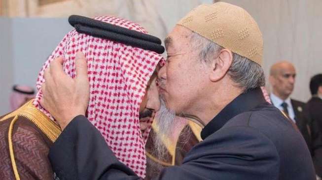 Lelaki Tua Ini Berani Cium Kening Raja Salman, Siapa Dia?