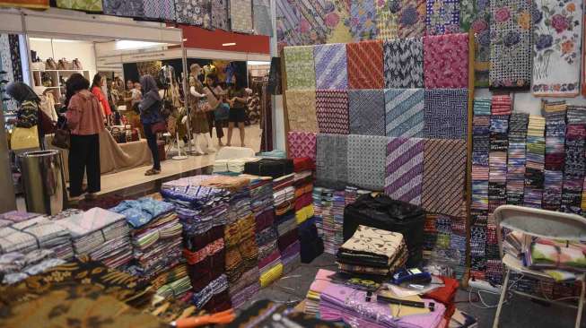 Menampilkan sejumlah batik khas nusantara.