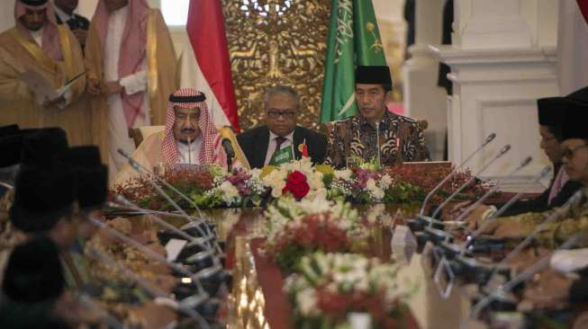 Presiden Joko Widodo dan Raja Arab Saudi Salman bin Abdulaziz Al-Saud bertemu dengan sejumlah pimpinan lembaga Islam dan tokoh-tokoh Islam Indonesia di Istana Merdeka, Jakarta, Kamis (2/3).