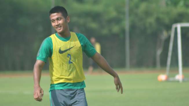 Putu Gede Juni Antara saat game internal seleksi tahap II timnas U-22 Indonesia di Lapangan UPAH Karawaci, Tangerang. [Suara.com/Adie Prasetyo]