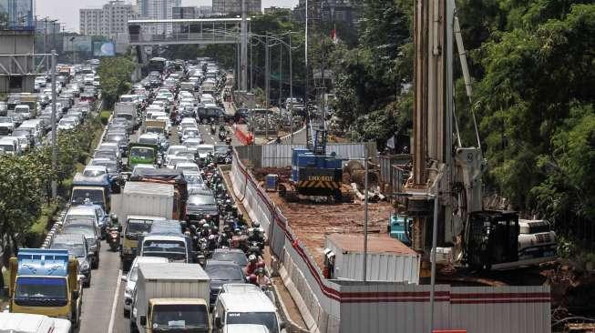 Kondisi kemacetan lalu lintas di Jalan MT Haryono-Pancoran, Jakarta, Jumat (3/3).