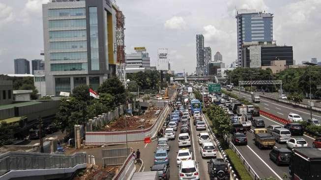 Kondisi kemacetan lalu lintas di Jalan MT Haryono-Pancoran, Jakarta, Jumat (3/3).