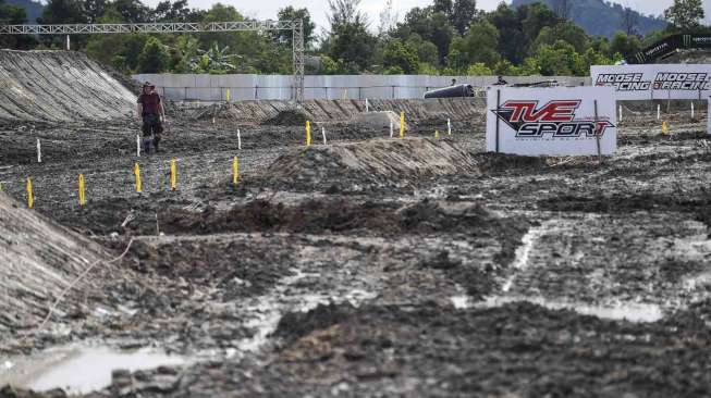 Kondisi sirkuit jelang kejuaraan seri kedua Motocross Grand Prix (MXGP) di kawasan GOR Sahabuddin, Pangkalpinang, Bangka Belitung, Jumat (3/3).