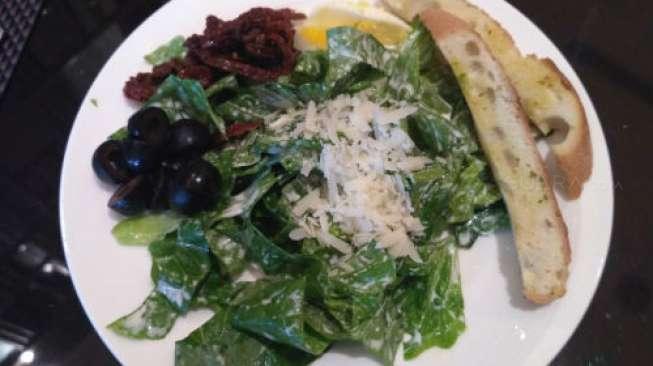 Caesar Salad merupakan salad favorit di Asia Restaurant-Ritz Carlton Jakarta. (Suara.com/Risna Halidi)
