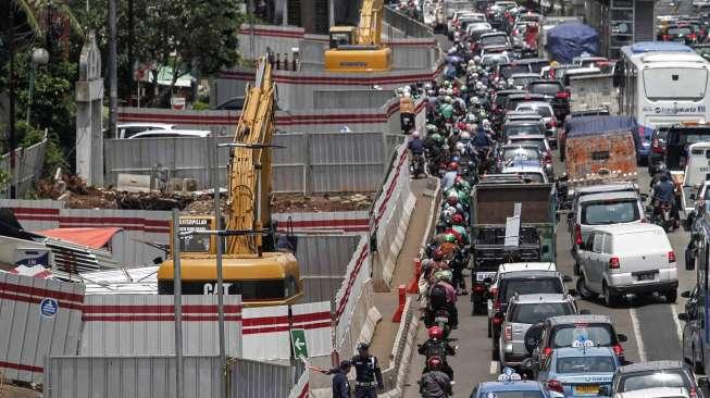 Kondisi kemacetan lalu lintas di Jalan MT Haryono-Pancoran, Jakarta, Jumat (3/3).