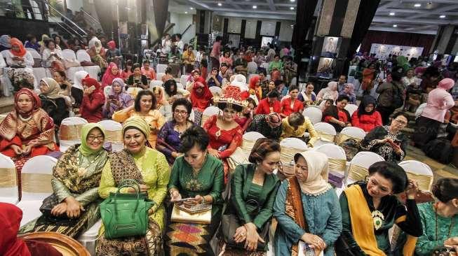 Ratusan perempuan dari Komunitas Perempuan Berkebaya menggelar kegiatan 