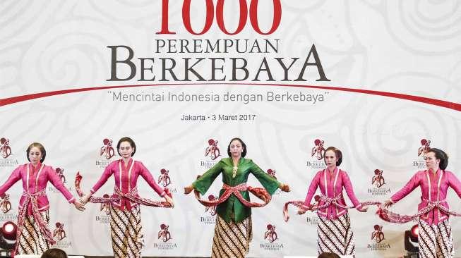 Ratusan perempuan dari Komunitas Perempuan Berkebaya menggelar kegiatan 