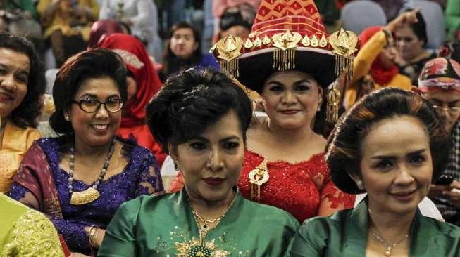Ratusan perempuan dari Komunitas Perempuan Berkebaya menggelar kegiatan 