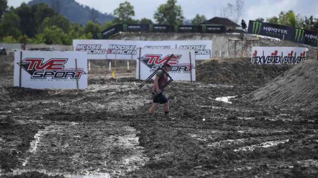 Kondisi sirkuit jelang kejuaraan seri kedua Motocross Grand Prix (MXGP) di kawasan GOR Sahabuddin, Pangkalpinang, Bangka Belitung, Jumat (3/3).
