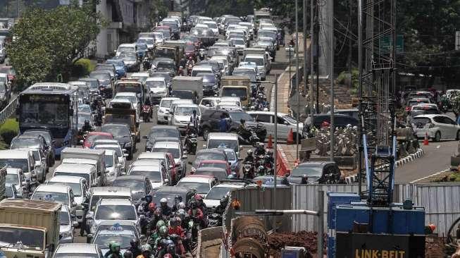 Kondisi kemacetan lalu lintas di Jalan MT Haryono-Pancoran, Jakarta, Jumat (3/3).