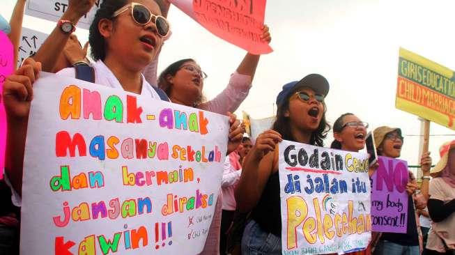 Sejumlah aktivis aliansi dari sejumlah organisasi menggelar aksi Women's March Jakarta 2017 di depan Istana Negara, Jakarta, Sabtu (4/3/2017). [Suara.com/Oke Atmaja]