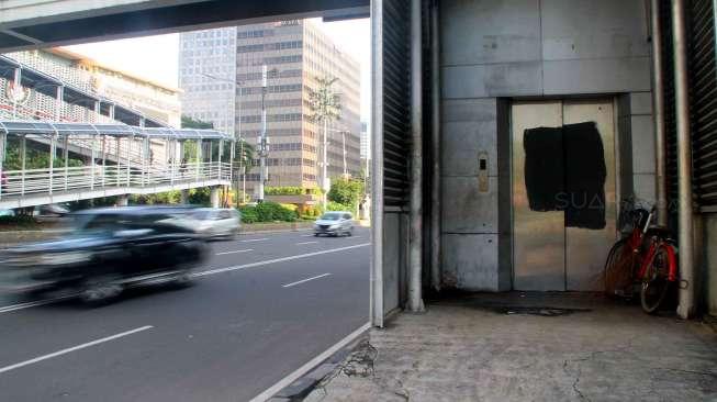 Lift khusus lansia dan ibu hamil yang rusak dan terbengkalai di JPO Sarinah, Jakarta, Sabtu (4/3/2017). [Suara.com/Oke Atmaja]