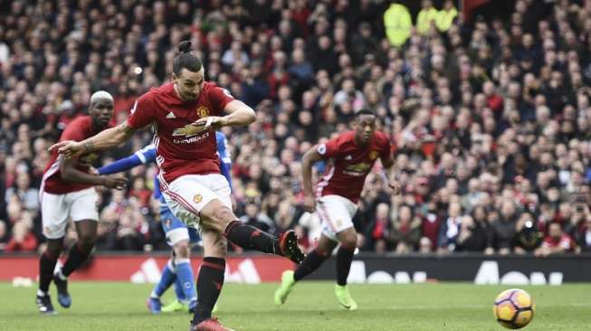 Ibrahimovic Gagal Penalti, MU Ditahan 10 Pemain Bournemouth