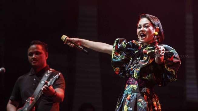 Penyanyi Andien tampil di ajang Jakarta International Java Jazz Festival 2017 di JIExpo Kemayoran, Jakarta, Jumat (3/3/2017). [Suara.com/Kurniawan Mas'ud]